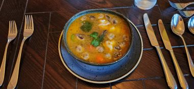 Hot & Sour Soup (Tom Yum) with King Prawn) Hot & Sour Soup (Tom Yum) with King Prawn)